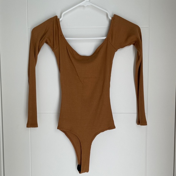 Off Shoulder Ribbed Bodysuit - Picture 4 of 4